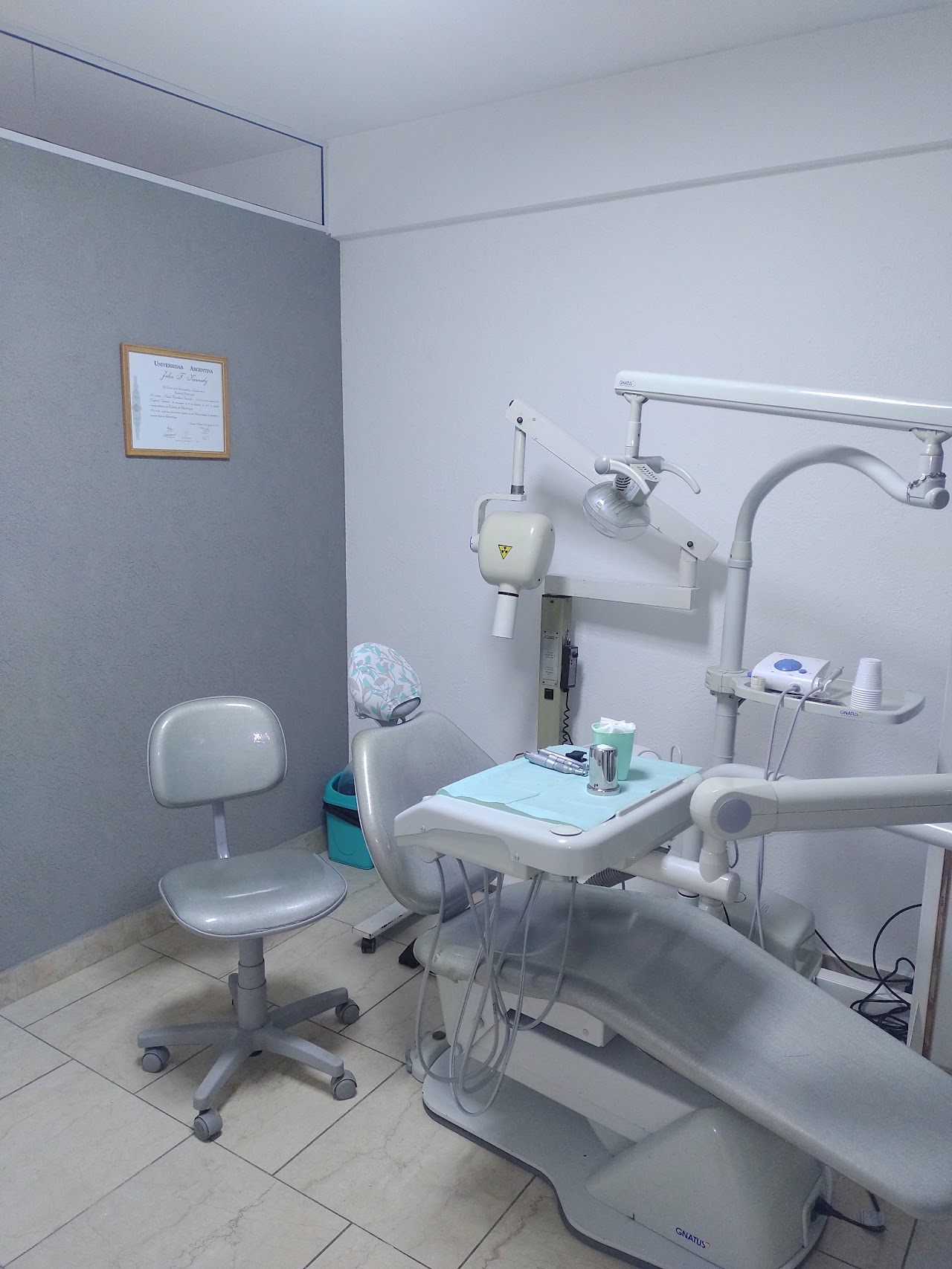Consultorio odontológico moderno con sillón ergonómico